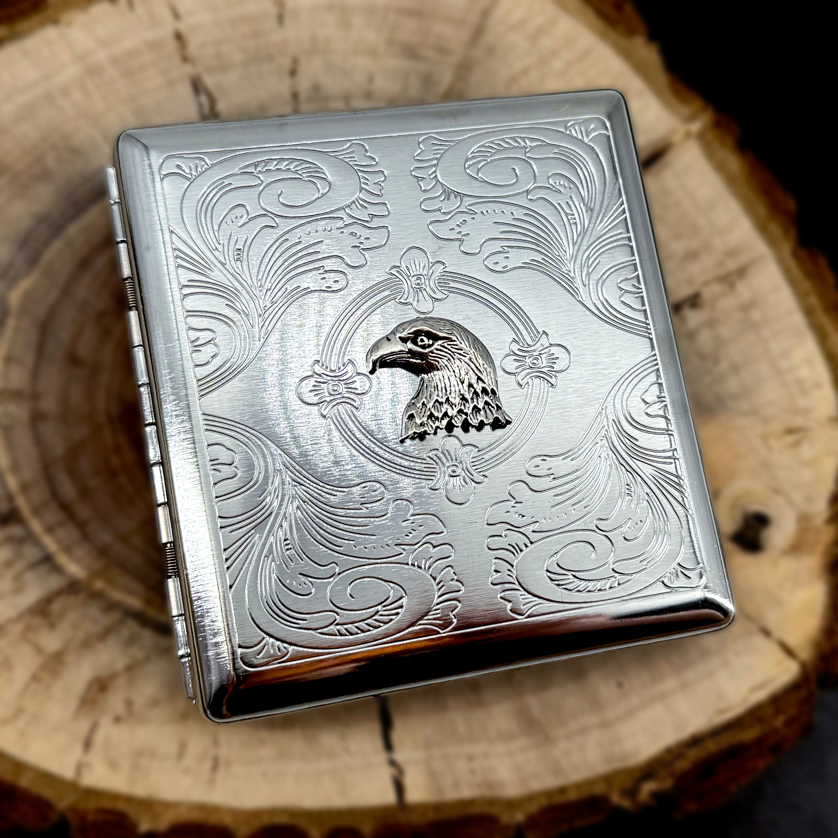 Bald eagle card holder featuring detailed bird design on engraved silver metal case