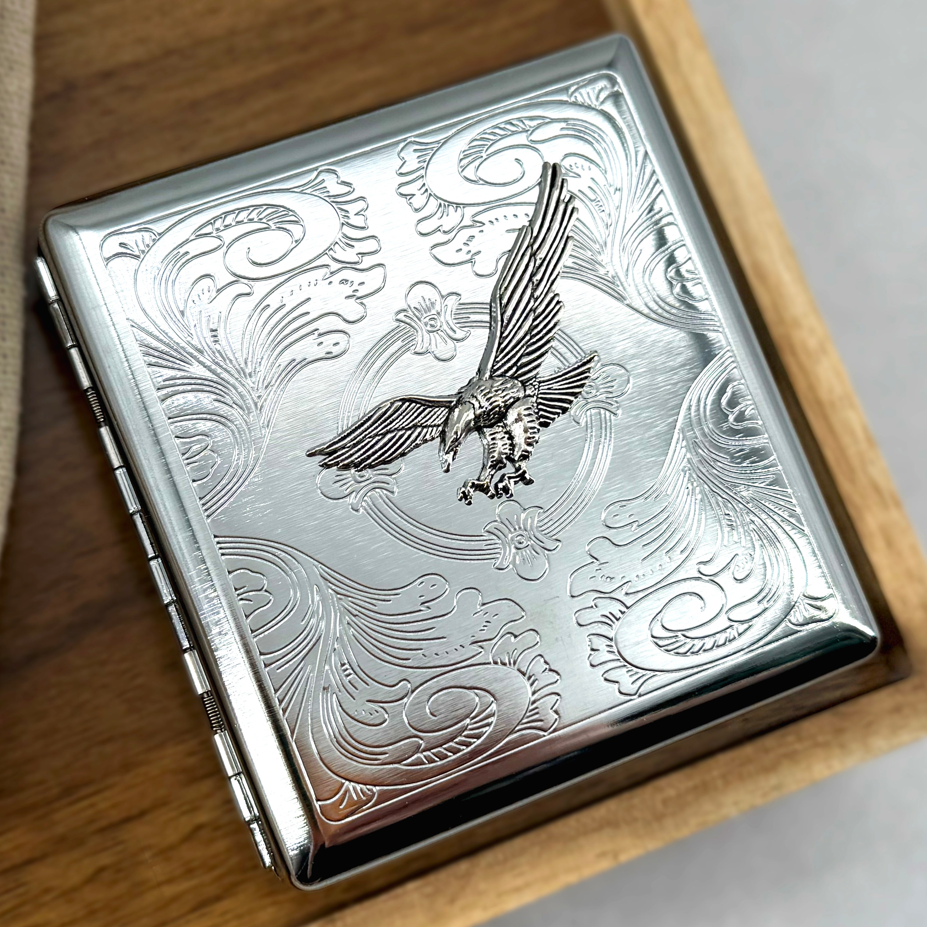 Eagle-themed pocket case for cigarettes, cards, and cash